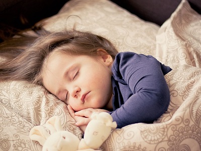 たくさん寝たのに眠い、睡眠が浅いその原因は?熟睡するには睡眠中の寝返りが重要?寝たのに眠いを改善六角脳枕!。