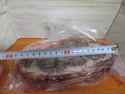 ステーキ肉を楽天、ハイ食材より「極厚の牛肉厚切り・リブロース」を購入。~赤身で食べ応えありの美味しいステーキ