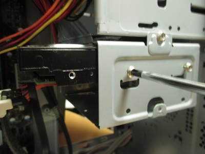 ハードディスク交換その2 ハードディスクの取り外しと新品の取り付け作業