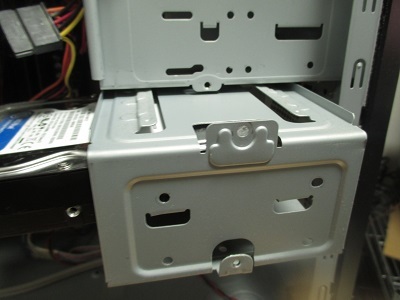 ハードディスク交換その2 ハードディスクの取り外しと新品の取り付け作業