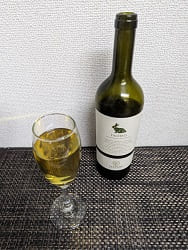 辛口だけど飲みやすい白ワイン。酸味はやや強みだけどすき焼き、煮物など醤油ベースの料理に合うワイン